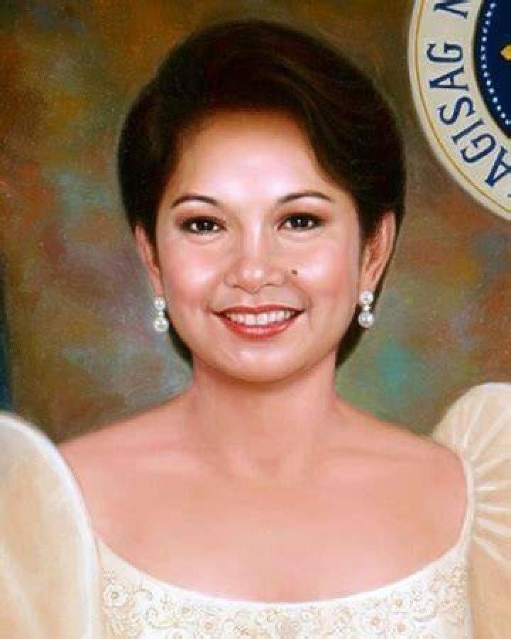 Gloria Macapaga... Biography