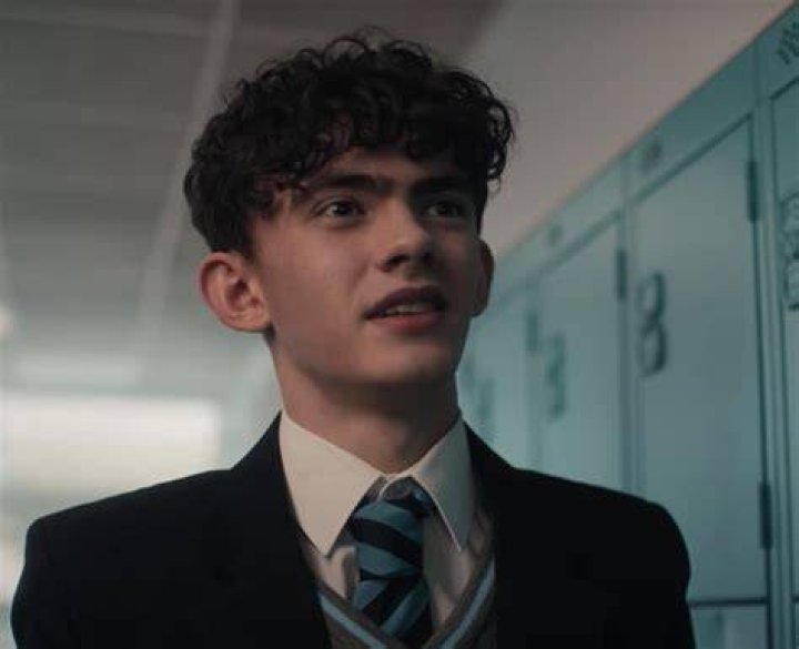 Joe Locke as Charlie Spring in season 2, episode 1 of Heartstopper.