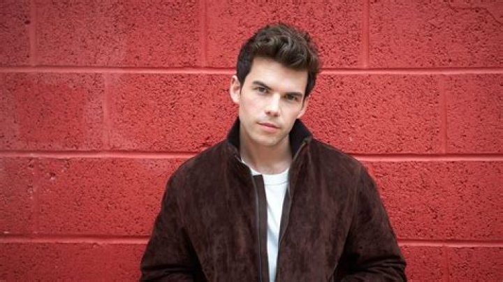 Luke Newton Net Worth
