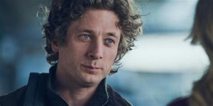 The Bear Carmy (Jeremy Allen White) and Tina (Liza C&oacute;lon-Zayas)